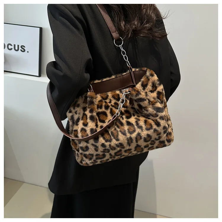 Grand sac à main cabas léopard en peluche avec poignées chaîne et bandoulière Lily