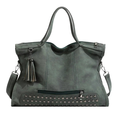 Grand sac à main bandoulière avec dessous clouté et charms pompon Giulia