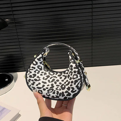 Petit sac à main bandoulière léopard au style Y2K et tendance Thaïs