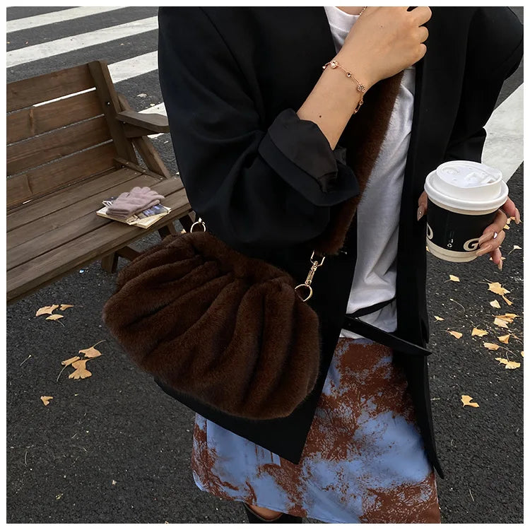 Grand Sac à main nuage en fourrure duveteuse et rétro Mila