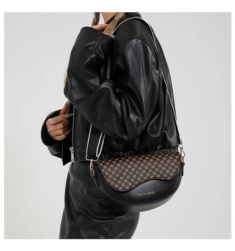 Petit sac à main bandoulière besace demi-lune aux motifs léopard Louna