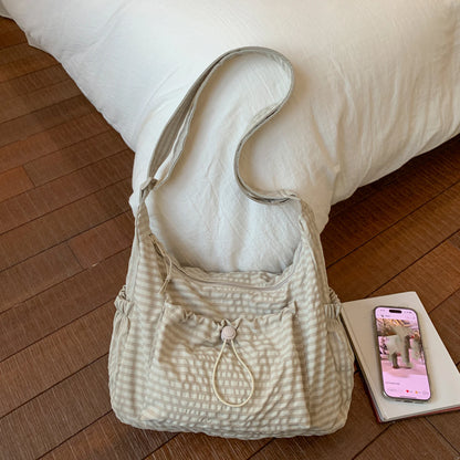 Grand sac à main bandoulière plissé en nylon à motif damier Maëlys