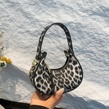 Petit sac à main bandoulière léopard au style Y2K et tendance Thaïs
