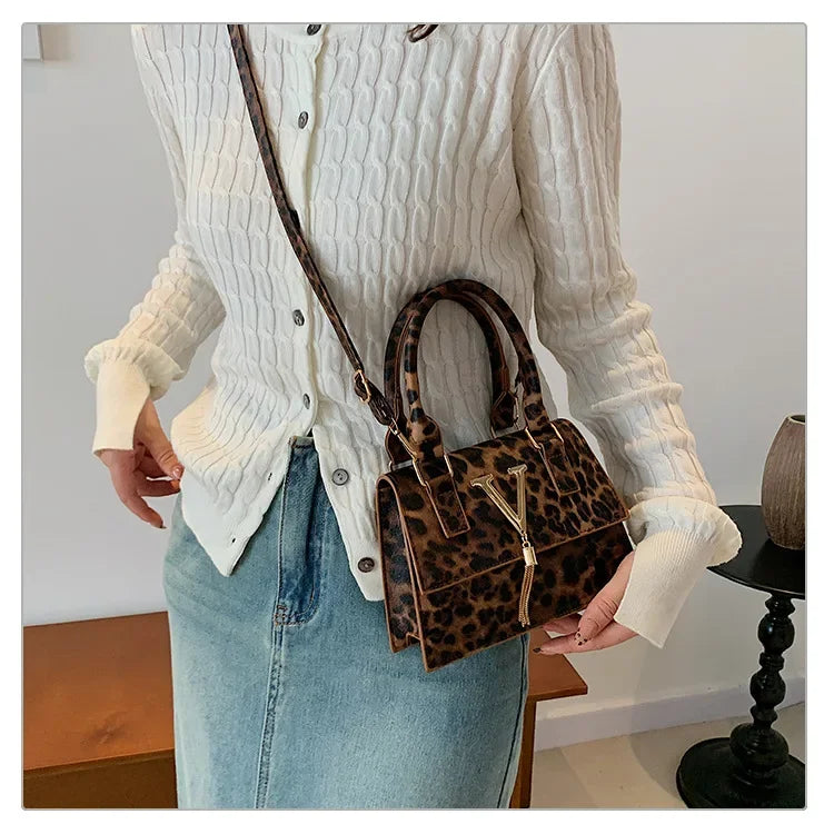 Petit sac à main bandoulière épaule structuré au style urbain et moderne Clara