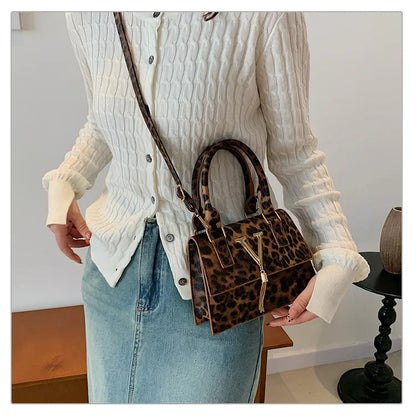 Petit sac à main bandoulière épaule structuré au style urbain et moderne Clara