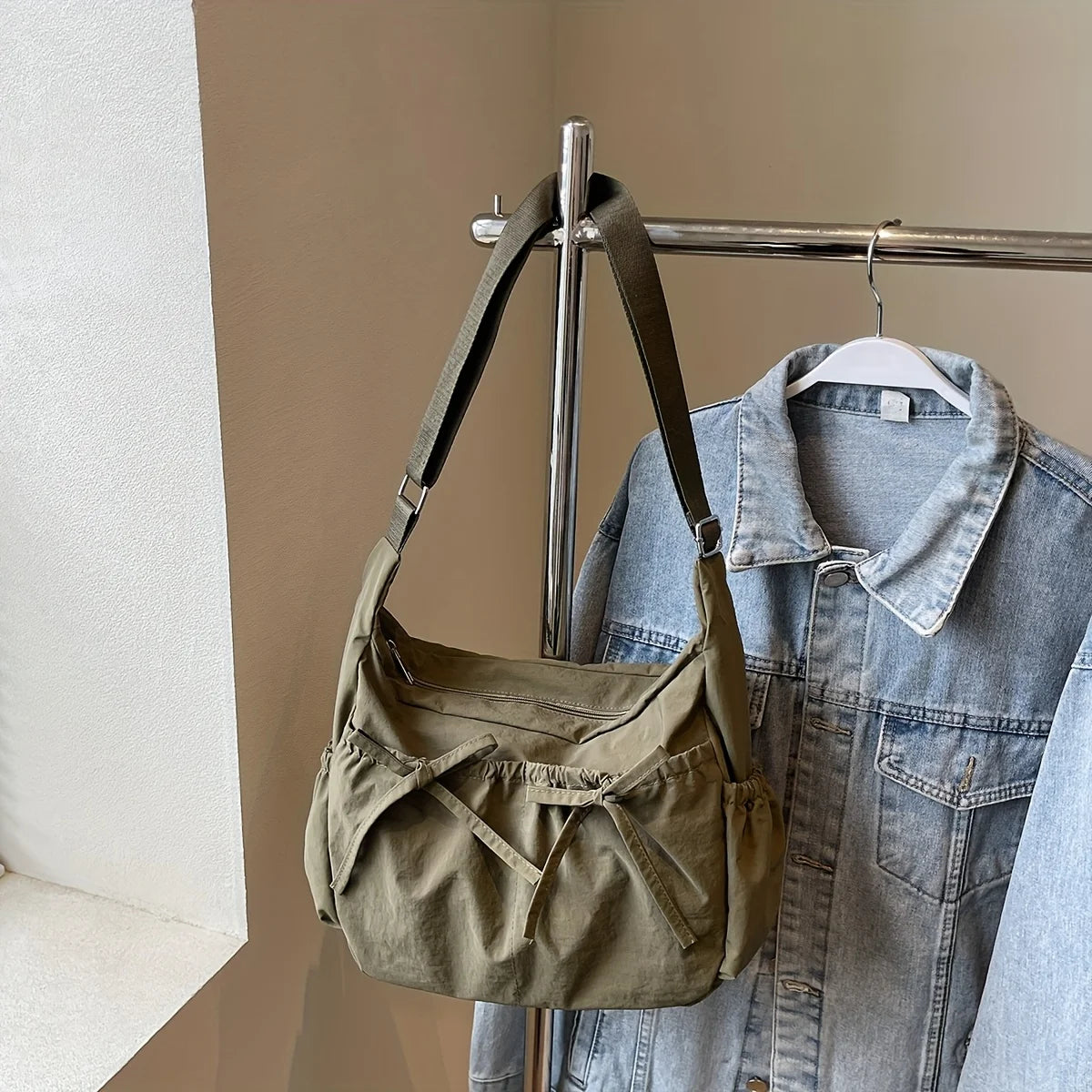 Grand sac à main hobo plissé en nylon léger et multi-poches Inès