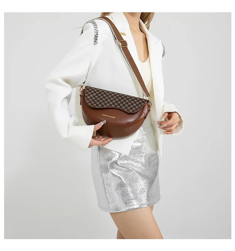 Petit sac à main bandoulière besace demi-lune aux motifs léopard Louna