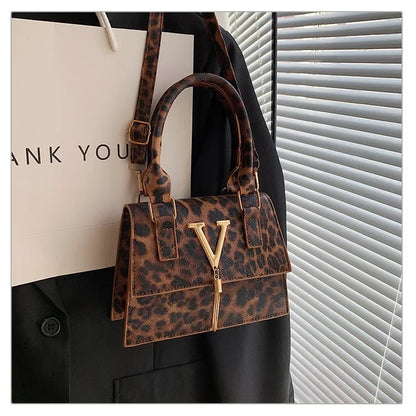 Petit sac à main bandoulière épaule structuré au style urbain et moderne Clara