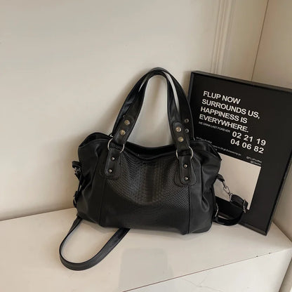 Grand sac à main bandoulière de cours imitation croco Manon