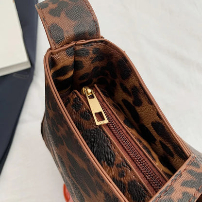 Petit sac à main bandoulière baguette vintage motif léopard au style Y2K et tendance Sarah