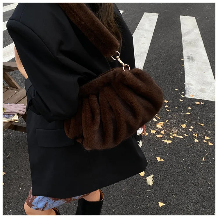 Grand Sac à main nuage en fourrure duveteuse et rétro Mila