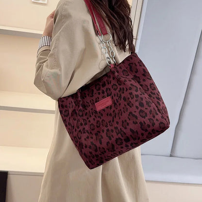 Grand sac à main cabas léopard au design rétro et finitions brodées Sonia