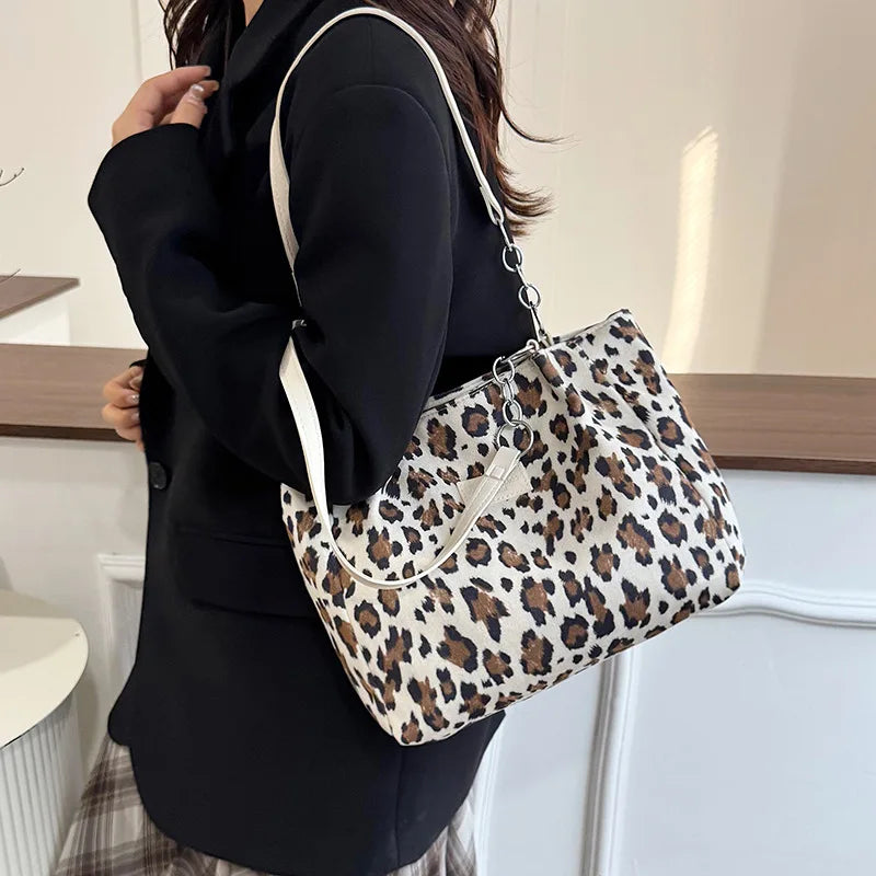 Grand sac à main cabas léopard au design rétro et finitions brodées Sonia