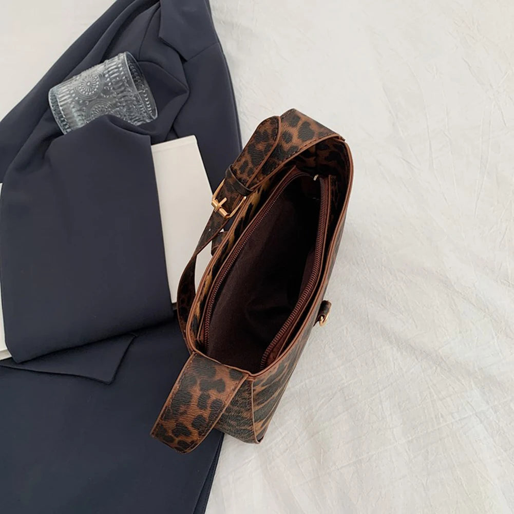 Petit sac à main bandoulière baguette vintage motif léopard au style Y2K et tendance Sarah