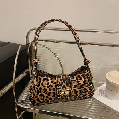 Petit sac à main bandoulière baguette motif léopard avec nœud papillon doré Élise