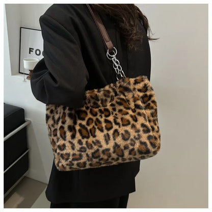 Grand sac à main cabas léopard en peluche avec poignées chaîne et bandoulière Lily