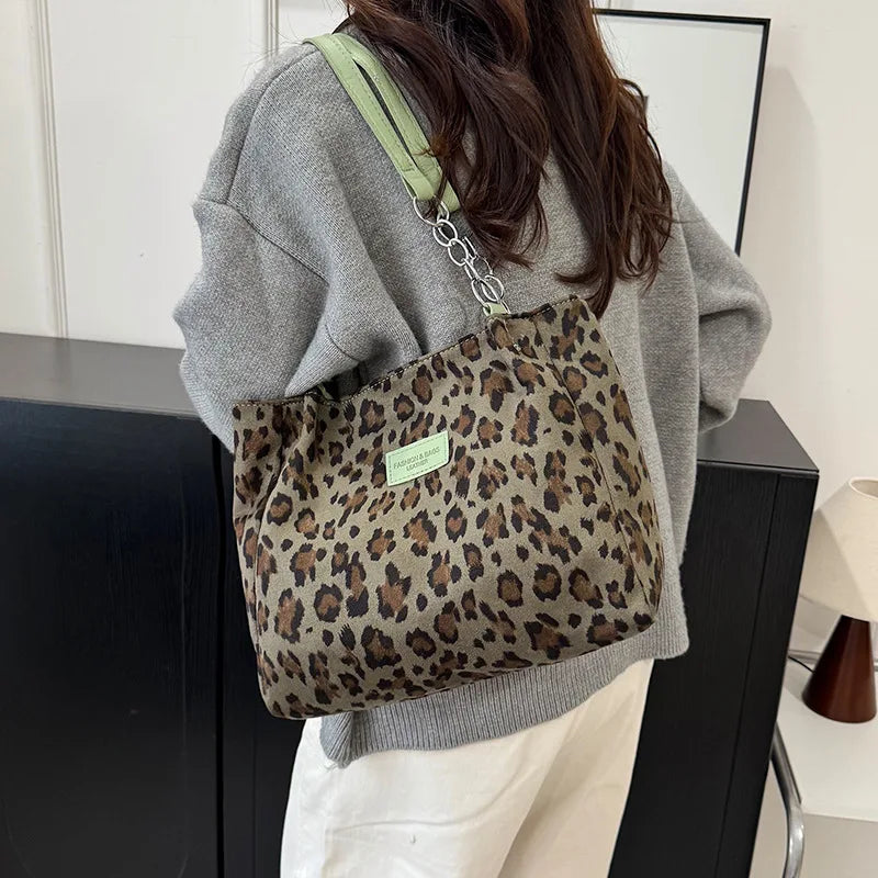 Grand sac à main cabas léopard au design rétro et finitions brodées Sonia