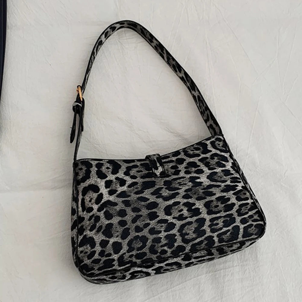 Petit sac à main bandoulière baguette vintage motif léopard au style Y2K et tendance Sarah
