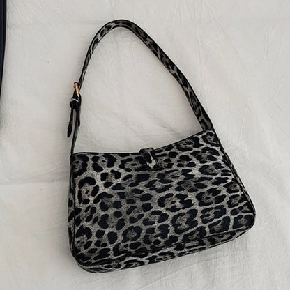 Petit sac à main bandoulière baguette vintage motif léopard au style Y2K et tendance Sarah