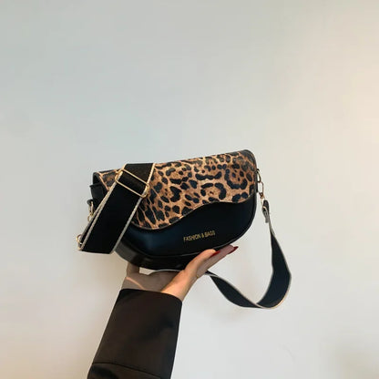 Petit sac à main bandoulière besace demi-lune aux motifs léopard Louna