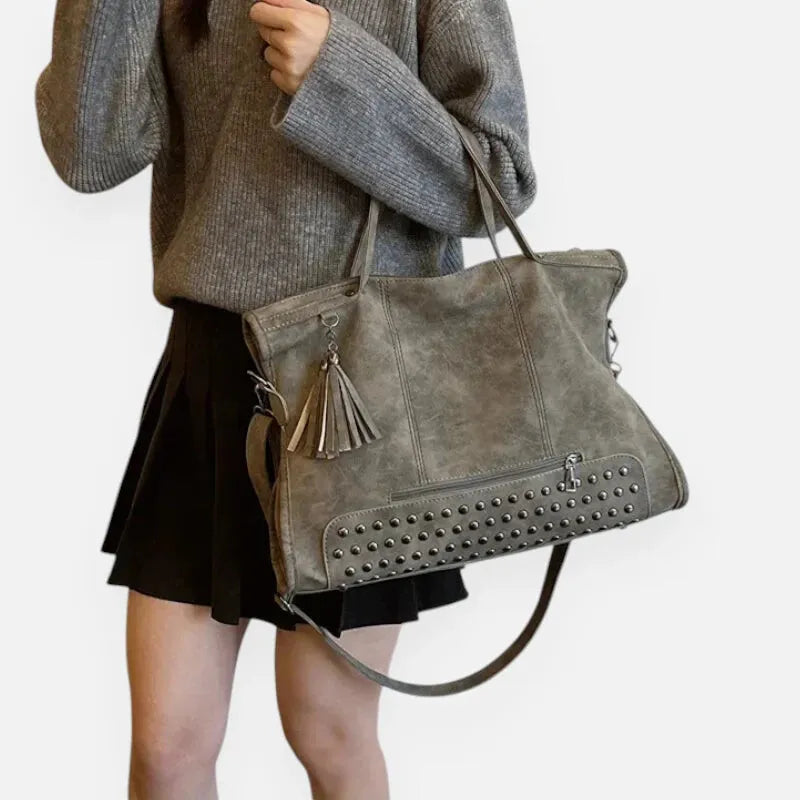 Grand sac à main bandoulière avec dessous clouté et charms pompon Giulia