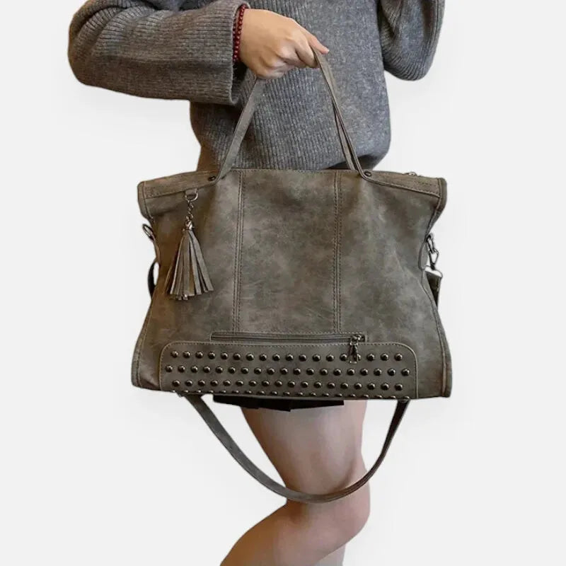 Grand sac à main bandoulière avec dessous clouté et charms pompon Giulia