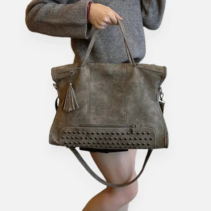 Grand sac à main bandoulière avec dessous clouté et charms pompon Giulia