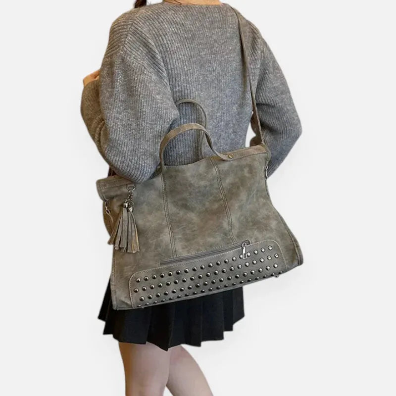 Grand sac à main bandoulière avec dessous clouté et charms pompon Giulia