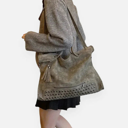 Grand sac à main bandoulière avec dessous clouté et charms pompon Giulia