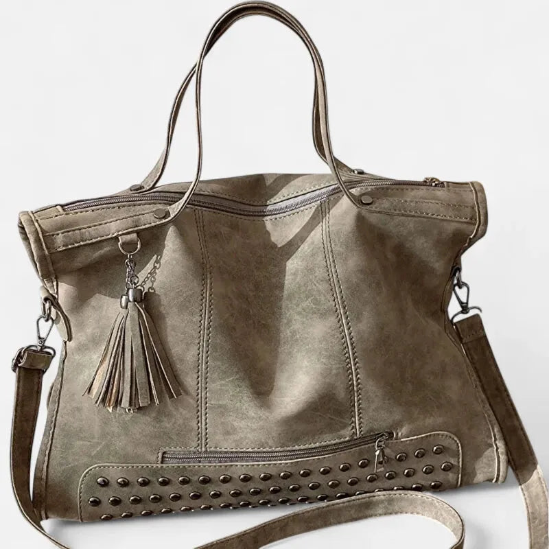 Grand sac à main bandoulière avec dessous clouté et charms pompon Giulia