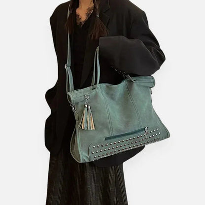 Grand sac à main bandoulière avec dessous clouté et charms pompon Giulia