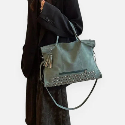 Grand sac à main bandoulière avec dessous clouté et charms pompon Giulia