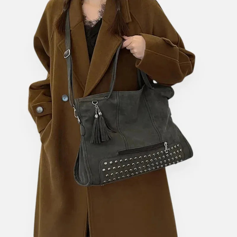 Grand sac à main bandoulière avec dessous clouté et charms pompon Giulia