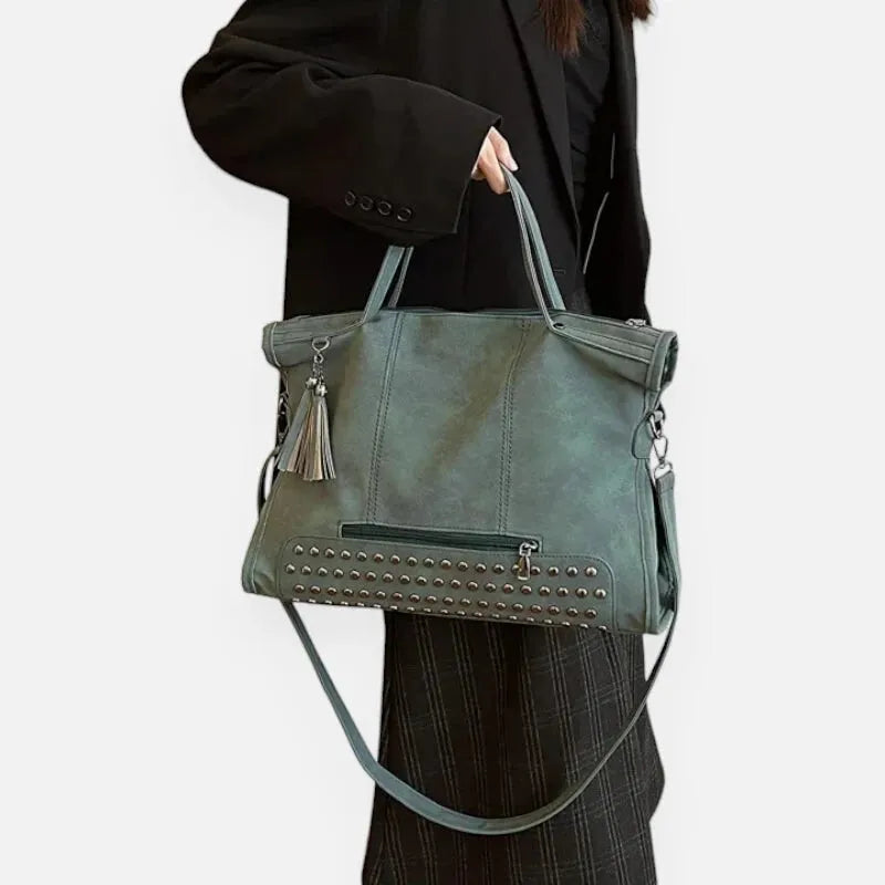 Grand sac à main bandoulière avec dessous clouté et charms pompon Giulia