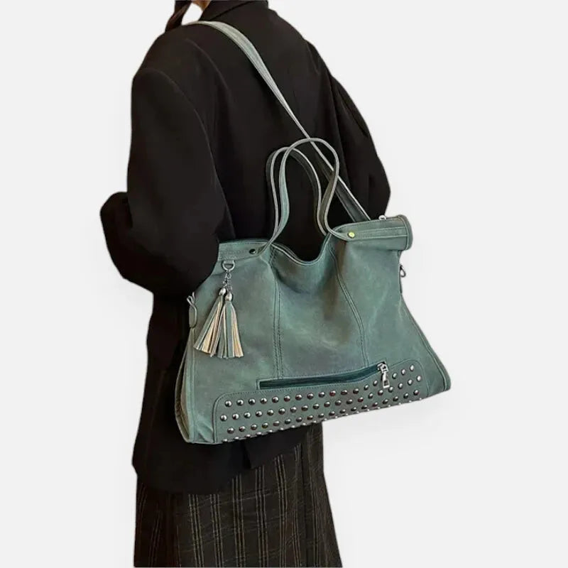 Grand sac à main bandoulière avec dessous clouté et charms pompon Giulia