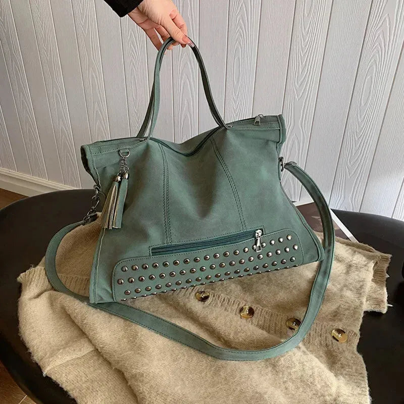 Grand sac à main bandoulière avec dessous clouté et charms pompon Giulia