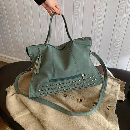 Grand sac à main bandoulière avec dessous clouté et charms pompon Giulia