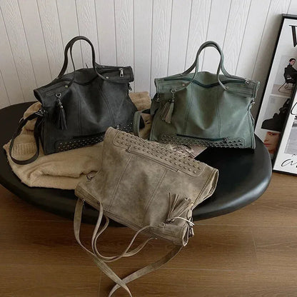 Grand sac à main bandoulière avec dessous clouté et charms pompon Giulia