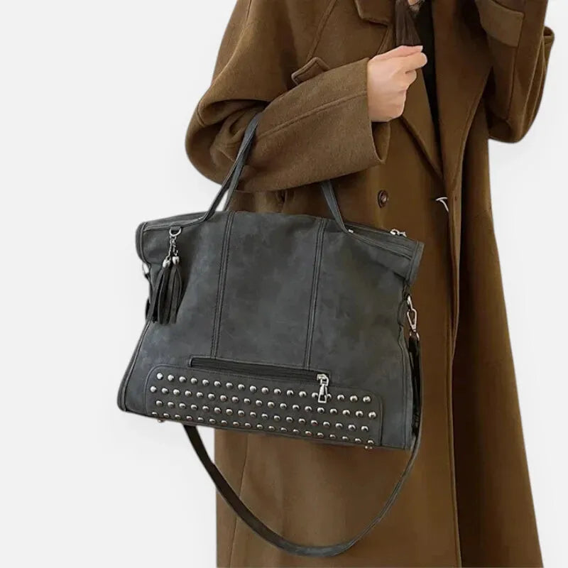 Grand sac à main bandoulière avec dessous clouté et charms pompon Giulia