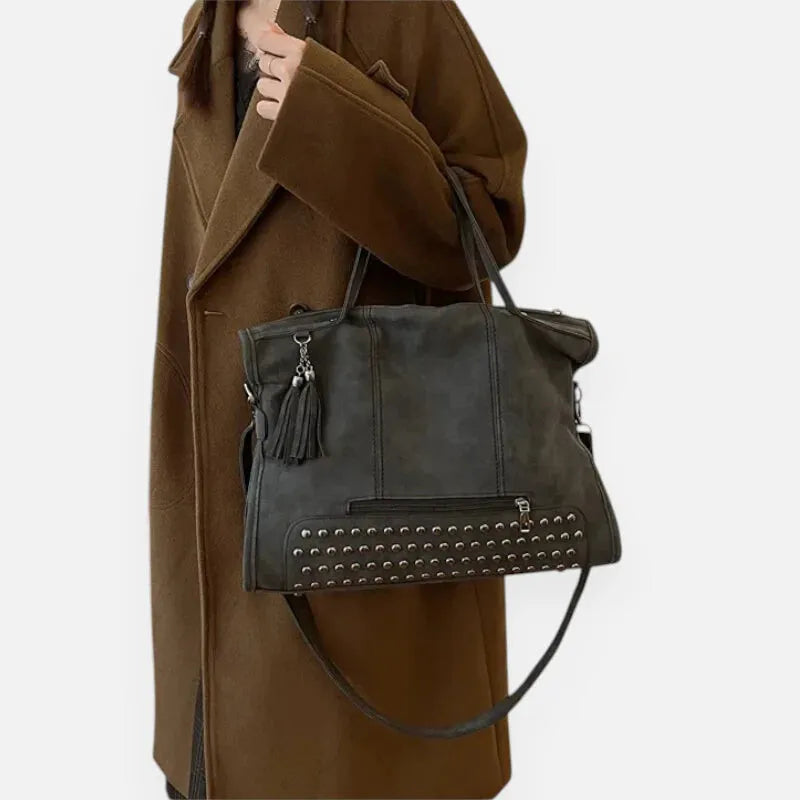 Grand sac à main bandoulière avec dessous clouté et charms pompon Giulia