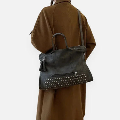 Grand sac à main bandoulière avec dessous clouté et charms pompon Giulia