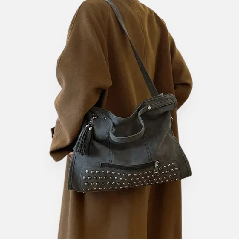 Grand sac à main bandoulière avec dessous clouté et charms pompon Giulia