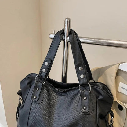 Grand sac à main bandoulière de cours imitation croco Manon