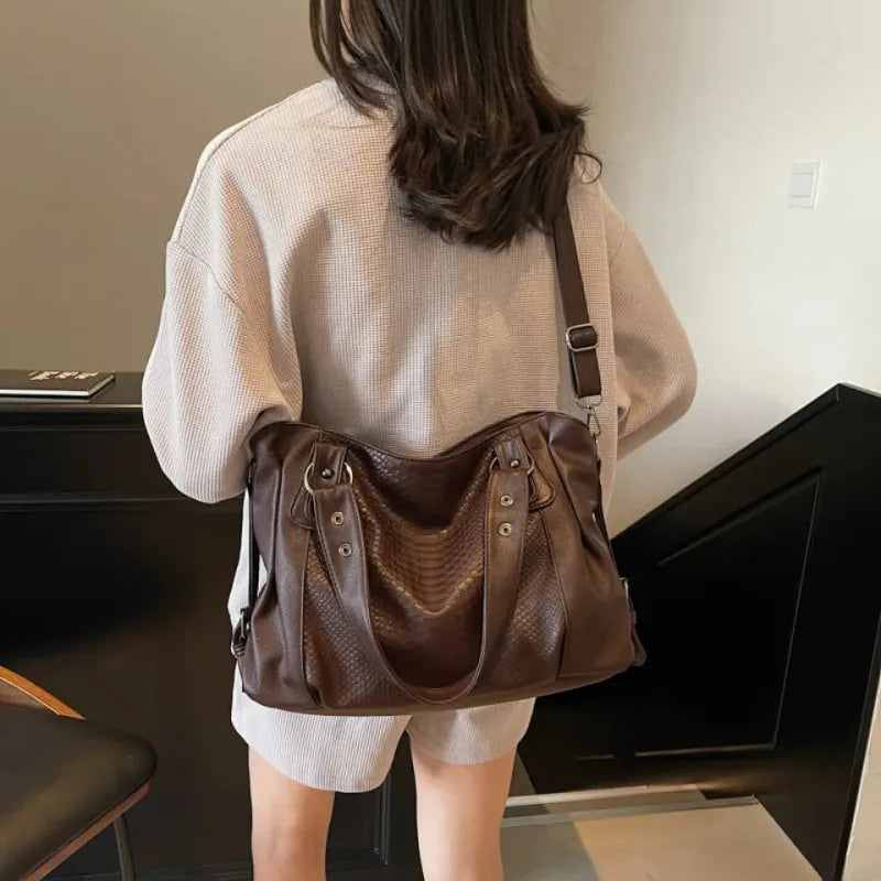 Grand sac à main bandoulière de cours imitation croco Manon