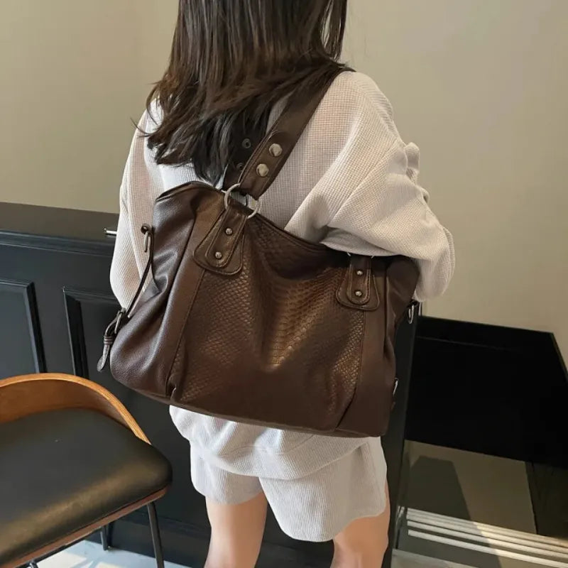 Grand sac à main bandoulière de cours imitation croco Manon