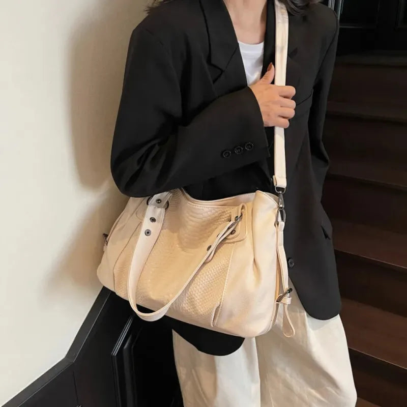 Grand sac à main bandoulière de cours imitation croco Manon