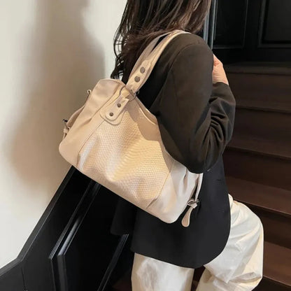 Grand sac à main bandoulière de cours imitation croco Manon