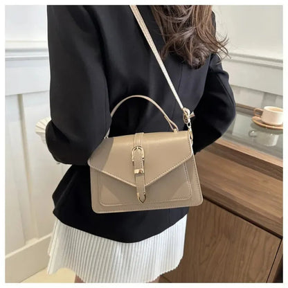 Petit sac à main bandoulière à rabat aux finitions doré Castille