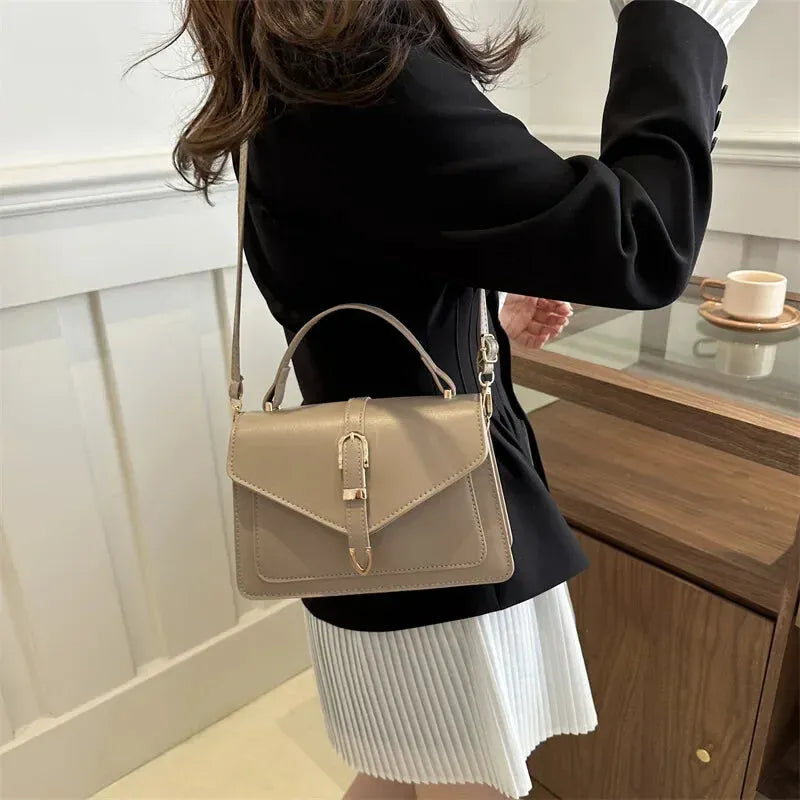 Petit sac à main bandoulière à rabat aux finitions doré Castille