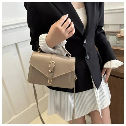 Petit sac à main bandoulière à rabat aux finitions doré Castille